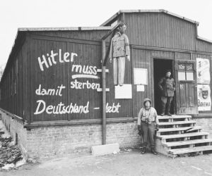 « Hitler doit mourir pour que l'Allemagne vive » : graffiti sur une baraque du camp de la mort de Buchenwald, libéré par l'armée américaine, avec Hitler pendu en effigie (avril 1945).